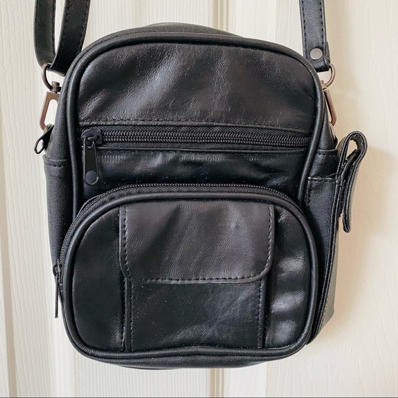 NWOT Leather Crossbody.. Back is vegan leather. Front is Leather. ADORABLE - Picture 11 of 12